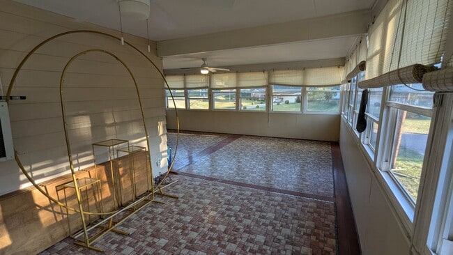 Building Photo - Welcome to this gem located in the heart of Perry township!