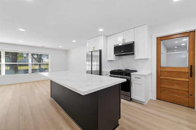 Building Photo - 9770 Cedardale Dr