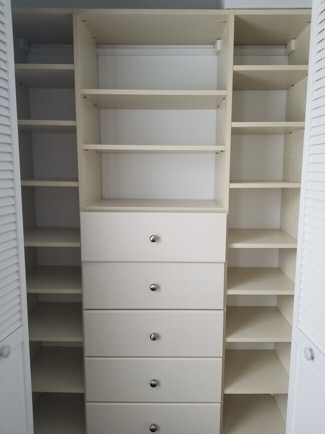 Building Photo - 445 W 6th Ave