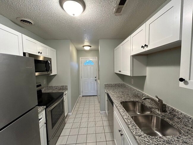 Building Photo - 2014 Hobbs Rd SE