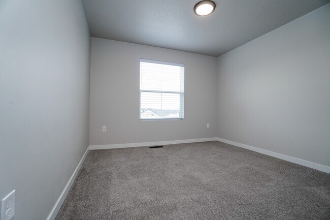 Building Photo - 1512 W Cub River Dr