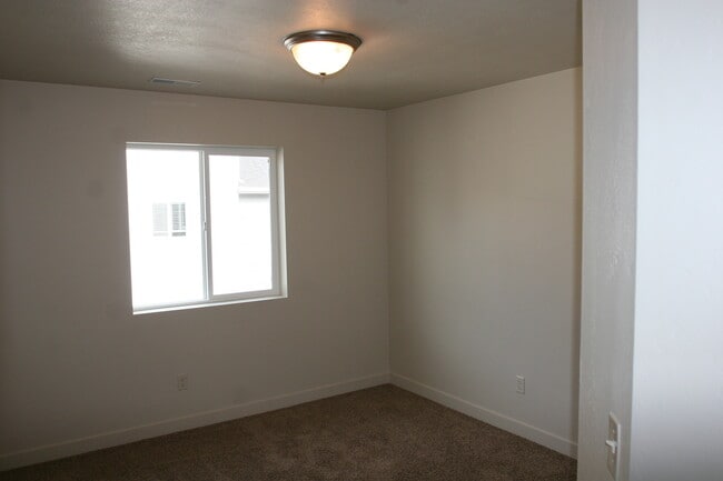 Building Photo - 3 Bed 2 bath Townhouse for Rent