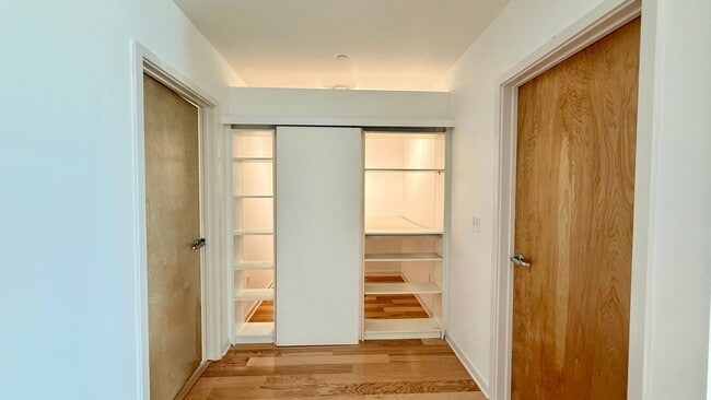 Building Photo - 1BR + Den / 1BA with Private Patio + Parking!