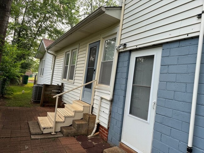 Building Photo - 2-bed/1-bath Downstairs unit!