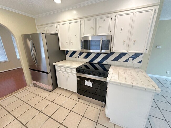 Building Photo - AVAILABLE NOW!