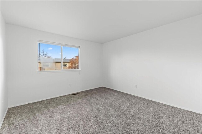 Building Photo - 3 Bedroom 1.5 Bathroom Townhouse in Southeast Boise