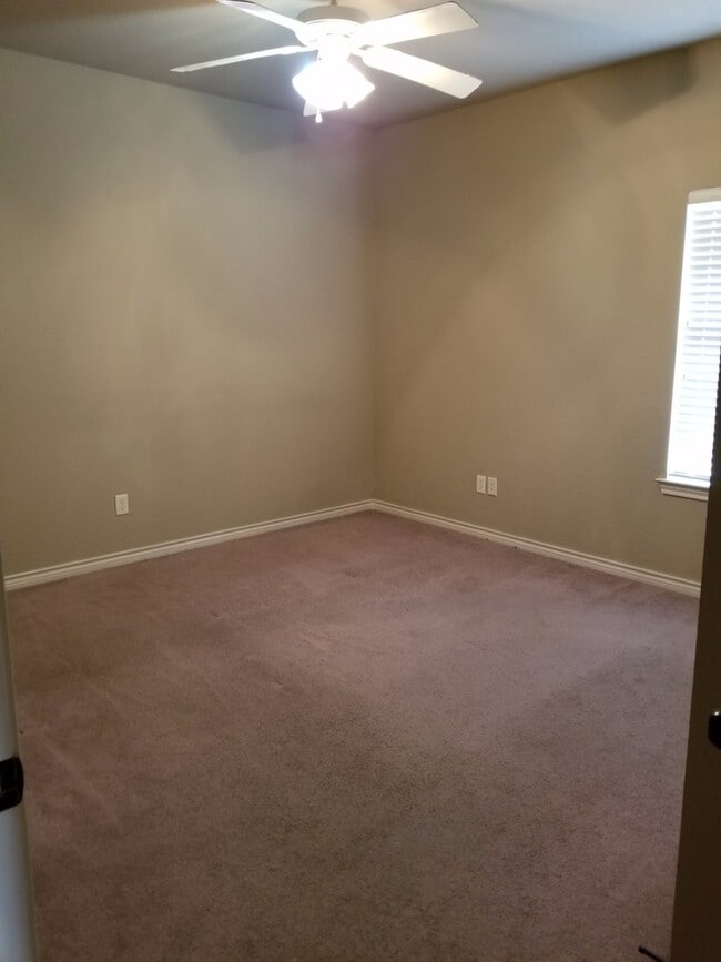 Building Photo - College Station - 3 Bedroom - 3 Bath - Duplex - Fenced Yard.