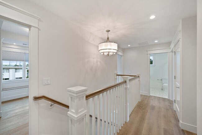 Building Photo - 261 E Bellevue Ave