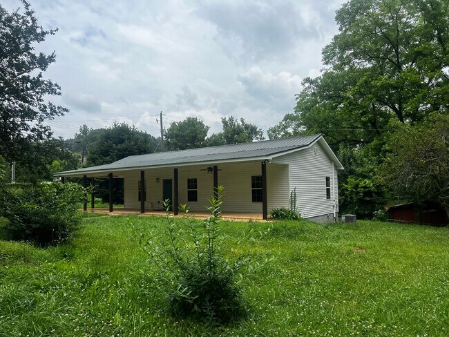 Building Photo - Beautifully Renovated 3-Bedroom Home with ...