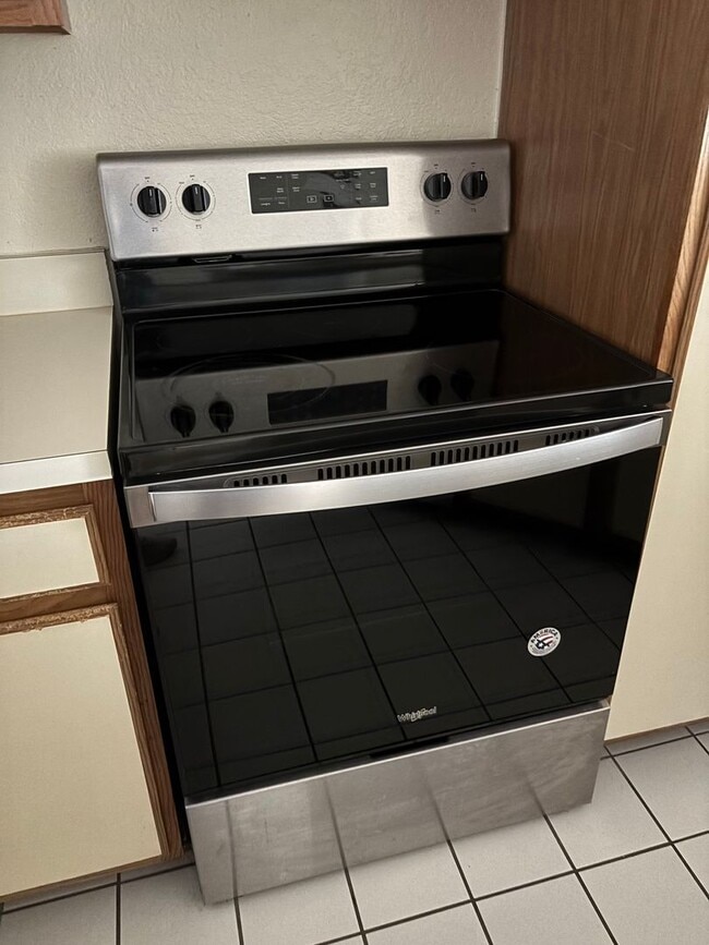 Building Photo - Affordable and Spacious 1 Bed in Excellent...