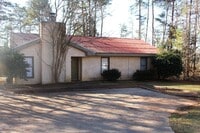 Building Photo - Charming 3-Bedroom Home, Pet-Friendly & Prime Location