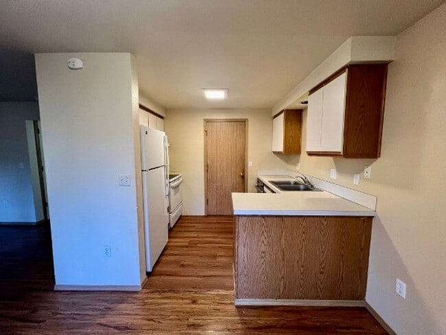 Building Photo - Pet Friendly 3 BD Townhome