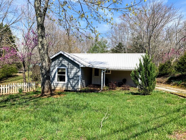 Building Photo - Available May 2025 | 2 Bedroom Bungalow | ...