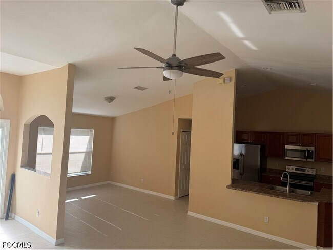 Building Photo - 905 SW 8th Ct
