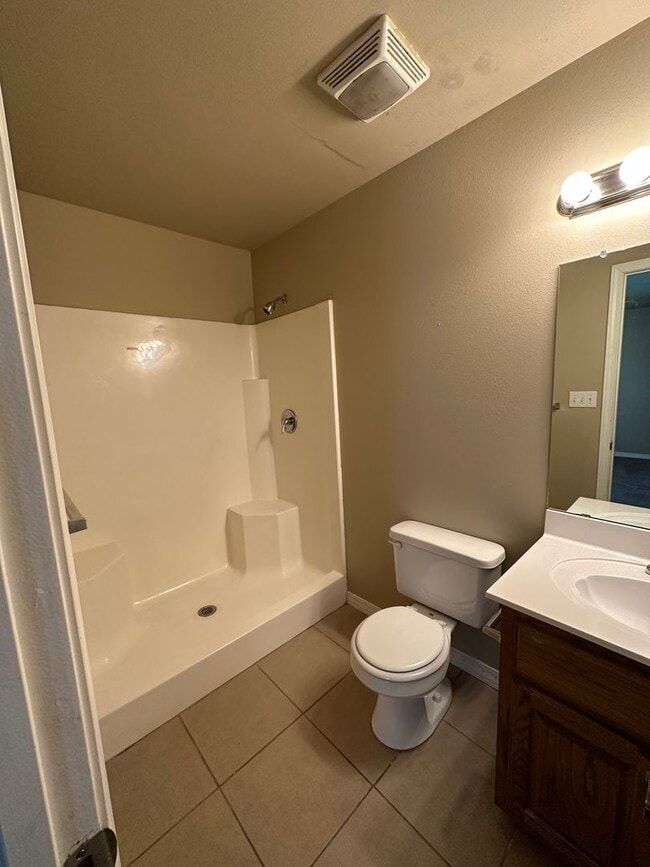 Building Photo - Come take a look at this 3-bedroom 2-bathr...