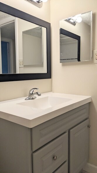 Building Photo - 876 Quince Orchard Blvd