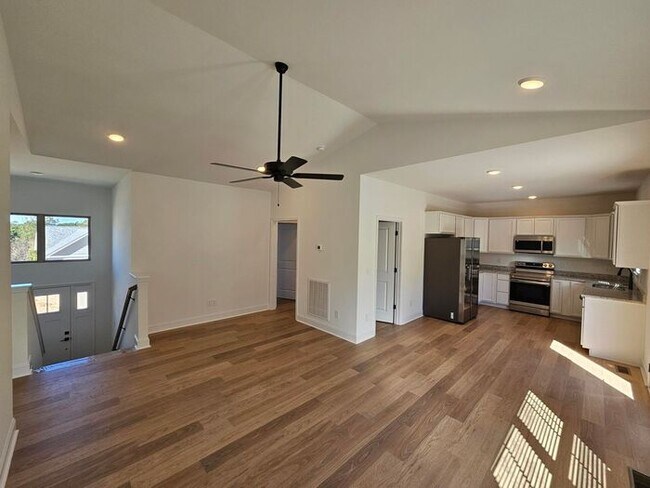 Building Photo - Modern Home in Karns – Washer & Dryer Incl...