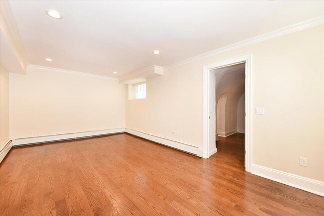 Building Photo - 158 Woodbine Ave