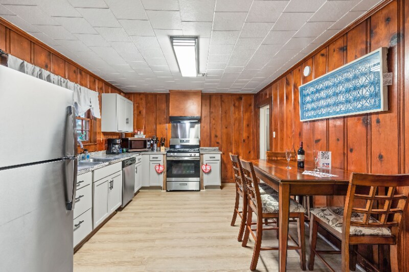 Building Photo - 108 Sharon St