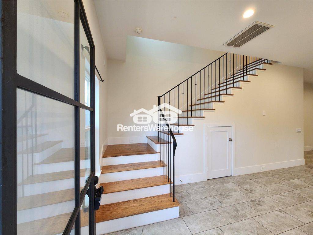 Building Photo - 2202 Lynnfield St