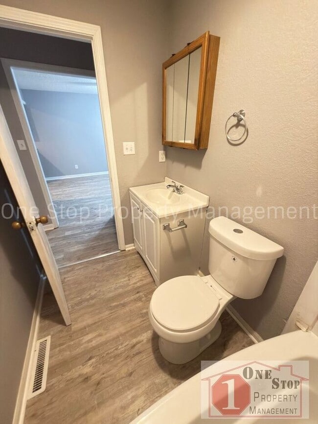 Building Photo - 3 bedroom, 2 bathroom duplex in Lee's Summit, MO!!