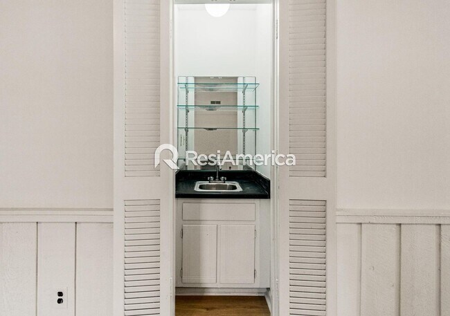 Building Photo - Newly Renovated 3/2 in a Quiet Neighborhood
