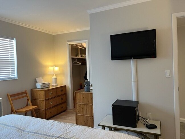 Building Photo - 1BR/1BA Newly Renovated Canal front Condo on Venice Island