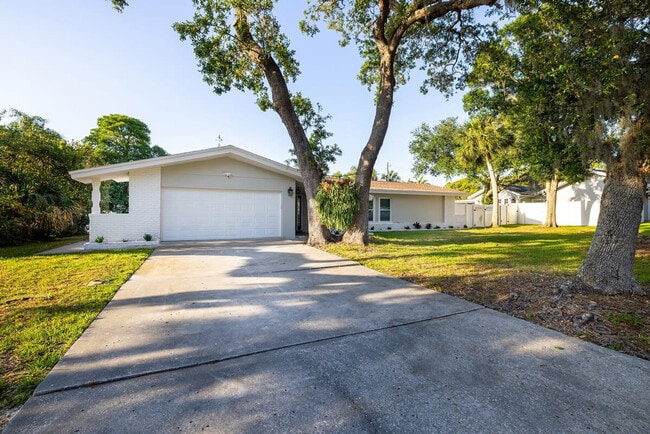 Building Photo - 802 Camelia Dr