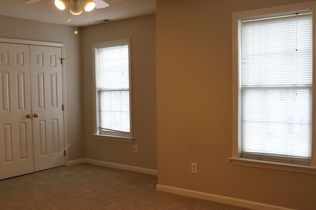 Building Photo - Rent Ready 2 Bed Suite Townhome, Private F...