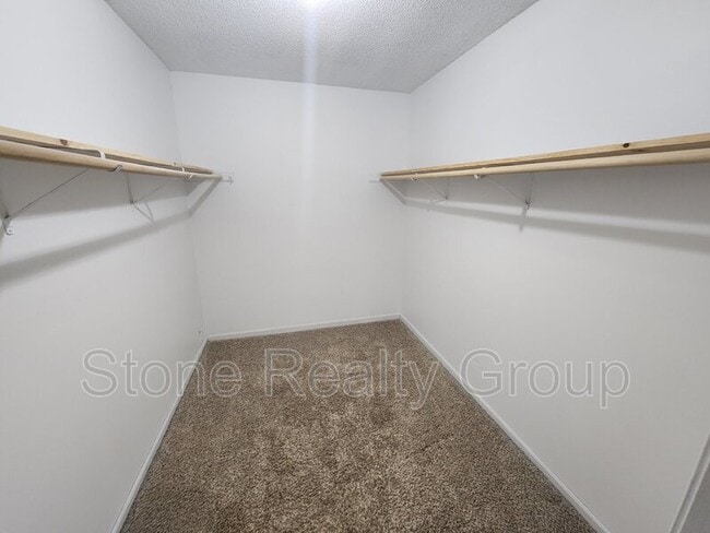 Building Photo - 2329 E Glenview Dr