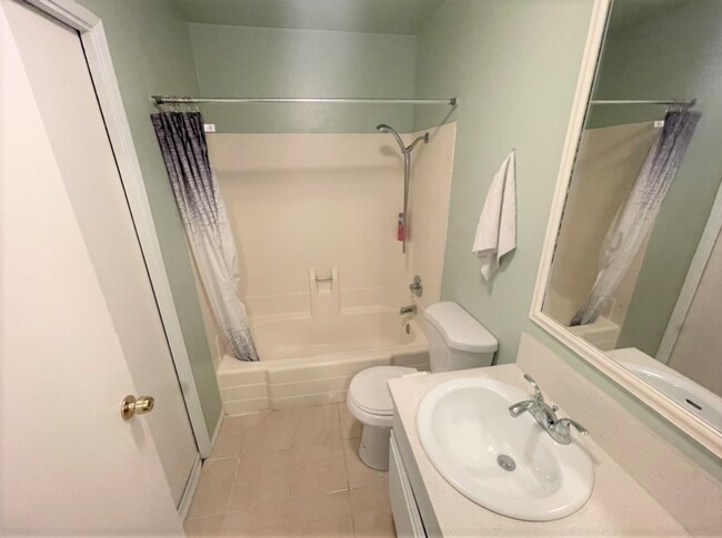 Building Photo - Cozy 2 bed 1.5 bath apartment in Santa Ana