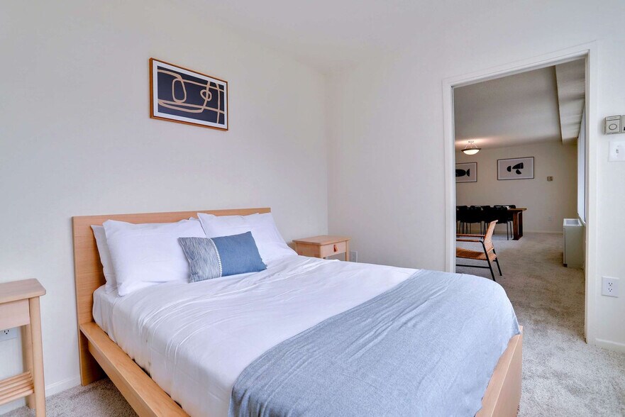 Building Photo - 1600 S Eads St