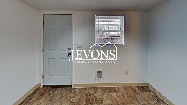 Building Photo - Two-story home in a walkable location, just minutes from Yakima Valley College, featuring long dr...