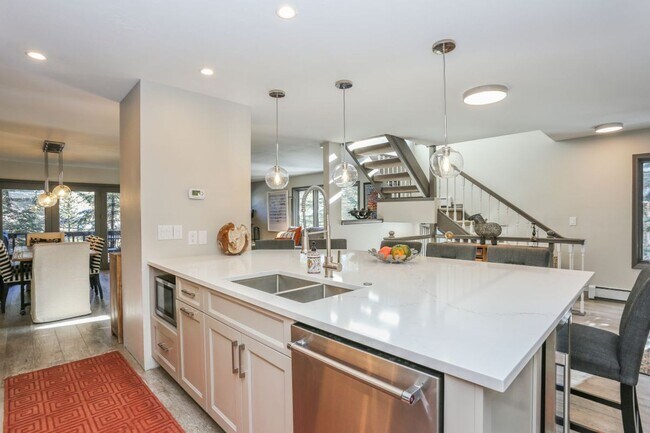 Building Photo - Beautiful 4 bed, 4 bath with garage in Fri...