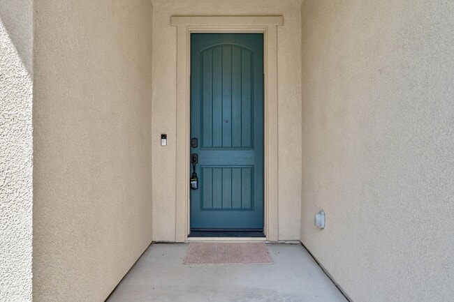 Building Photo - Luxury 5 Bedroom Home in Serrano – Spaciou...