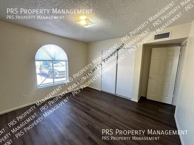 Building Photo - 461 W 16th Ave