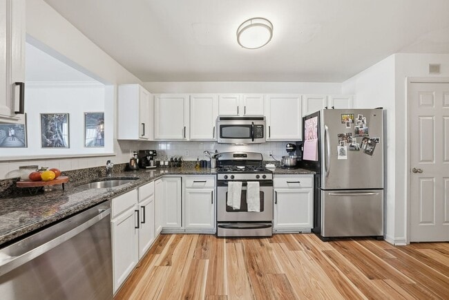 Building Photo - Enjoy the ease of condo style townhome living in this bright and inviting end unit.