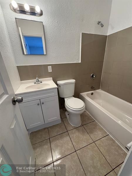 Building Photo - 701 SW 14th Ave