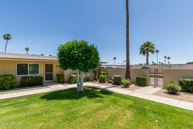 Building Photo - 10935 W Santa Fe Dr