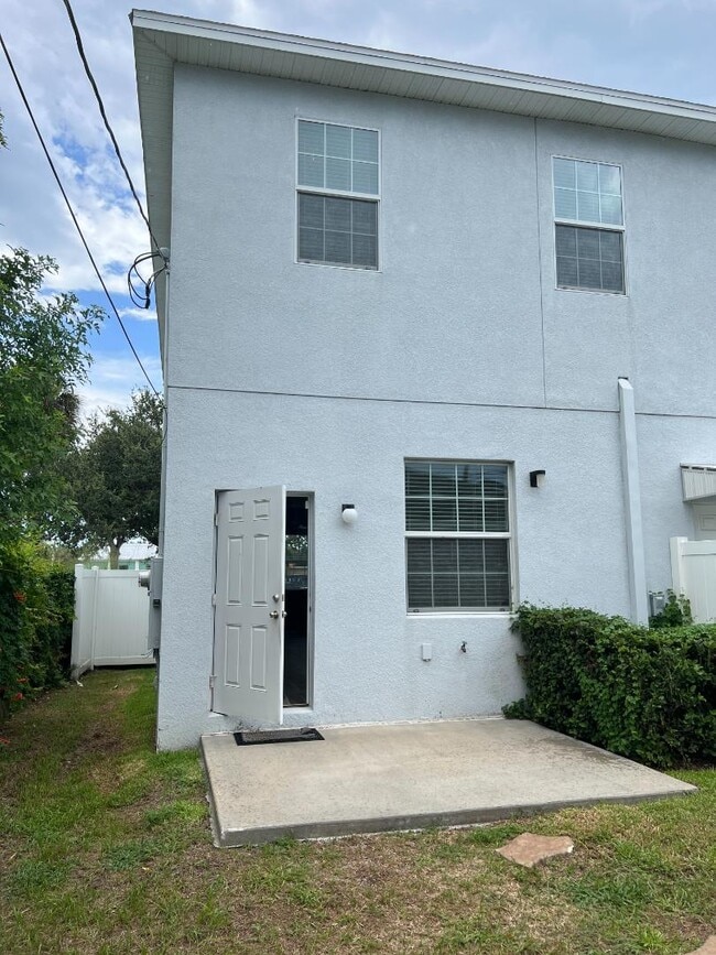 Building Photo - 2820 1st Ave S