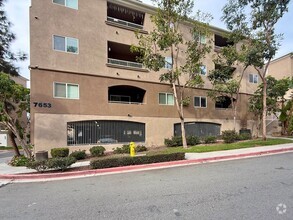 Building Photo - Spacious Condo in the Beautiful Gated Comm...