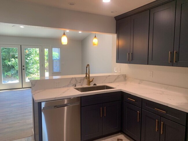 Building Photo - A BEAUTIFUL AND NEWLY REMODELED DOWNTOWN P...