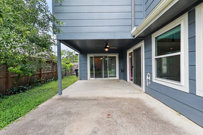 Building Photo - 417 W Hillary Cir