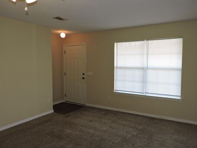 Building Photo - Convenient to NAS & Corry!