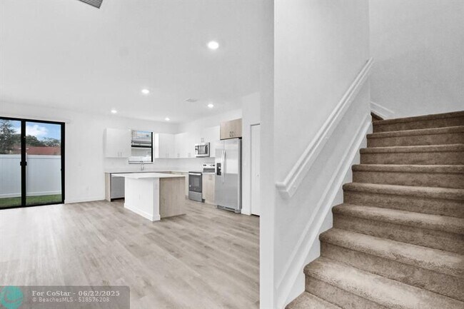 Building Photo - 710 Del Vista Rd
