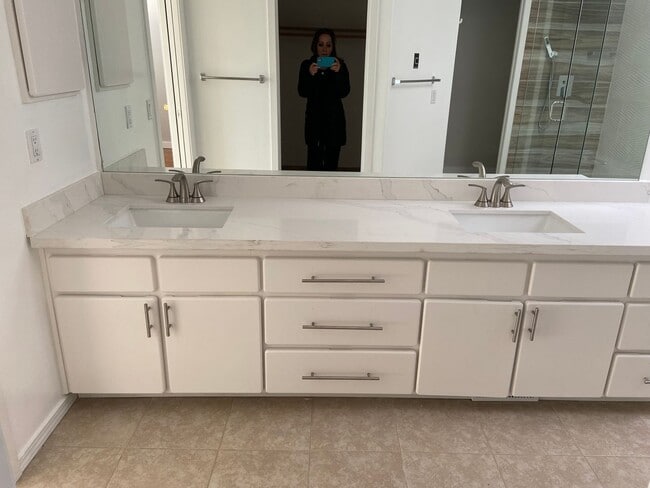 Building Photo - 3 bedroom townhome in perfect location in ...