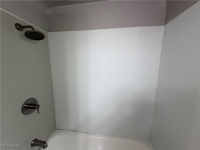 Building Photo - 920 E 218th St