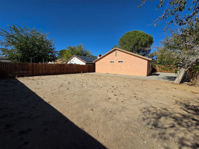Building Photo - New Listing!