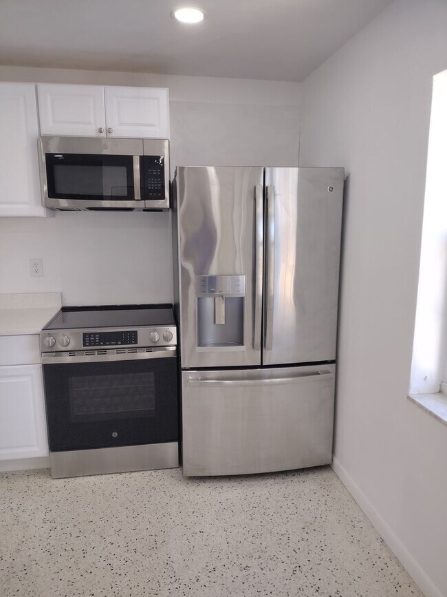 Building Photo - 3 bed 2 bath