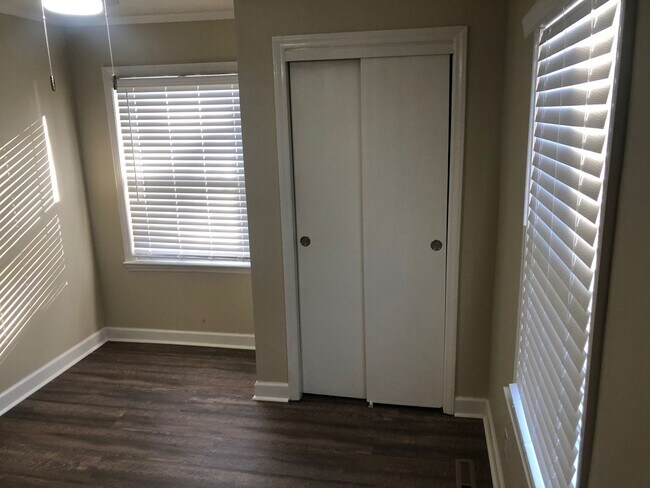 Building Photo - Four bedroom, 2 bath house in Burlington